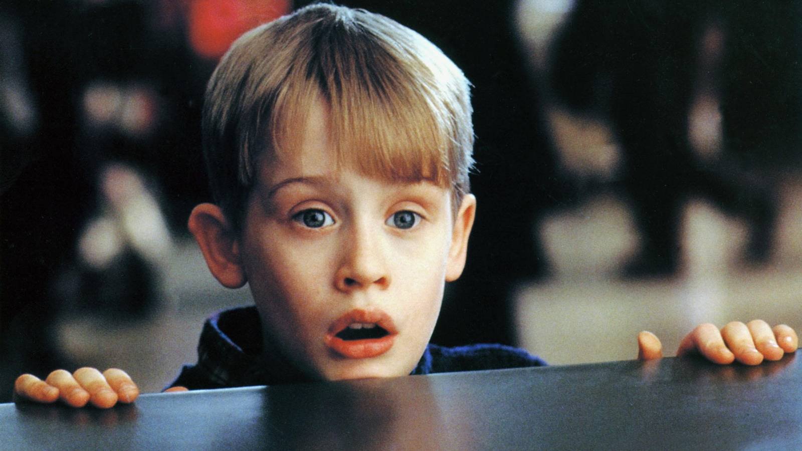Kevin (Macaulay Culkin) looking shocked in Home Alone 2: Lost in New York