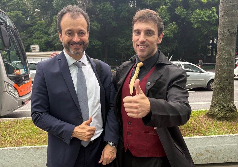 Léo Lins agradecendo o milagre jurídico operado por seu advogado, Dr. Rogério Cury.