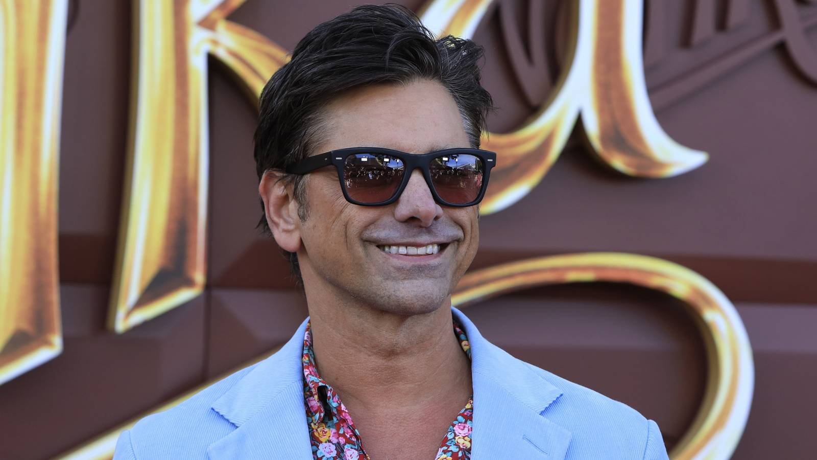 John Stamos smiling at Wonka premiere