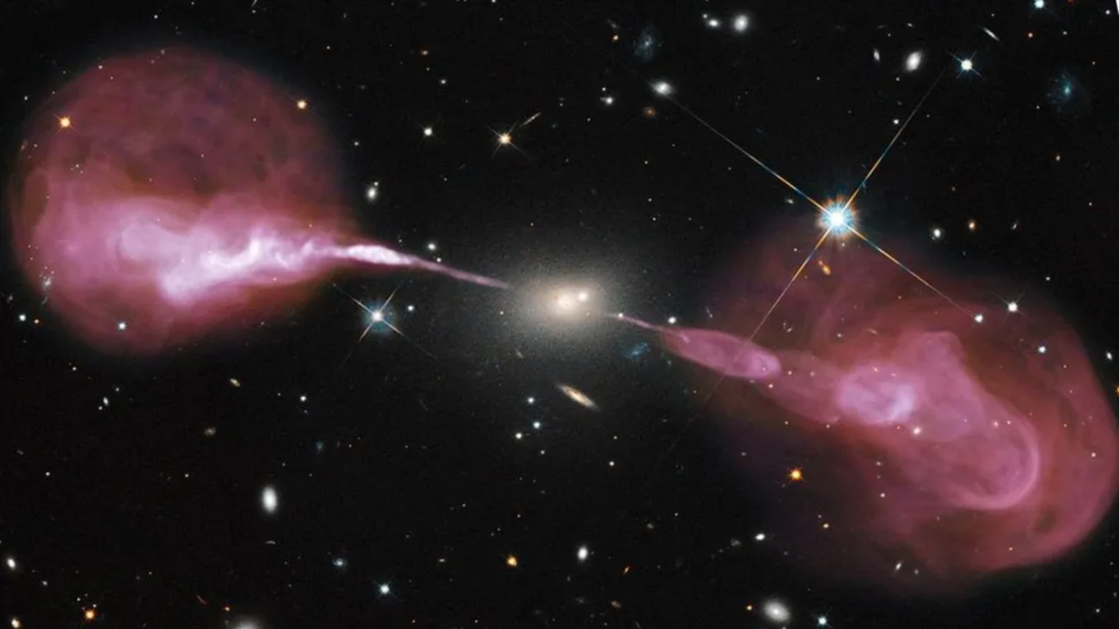 (Image credit: NASA, ESA, S. Baum and C. O'Dea (RIT), R. Perley and W. Cotton (NRAO/AUI/NSF), an...