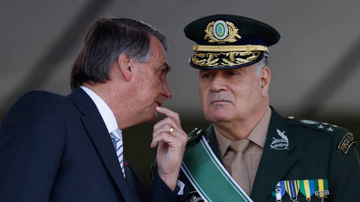 Bolsonaro sussurrando seus segredos ao general Freire Gomes