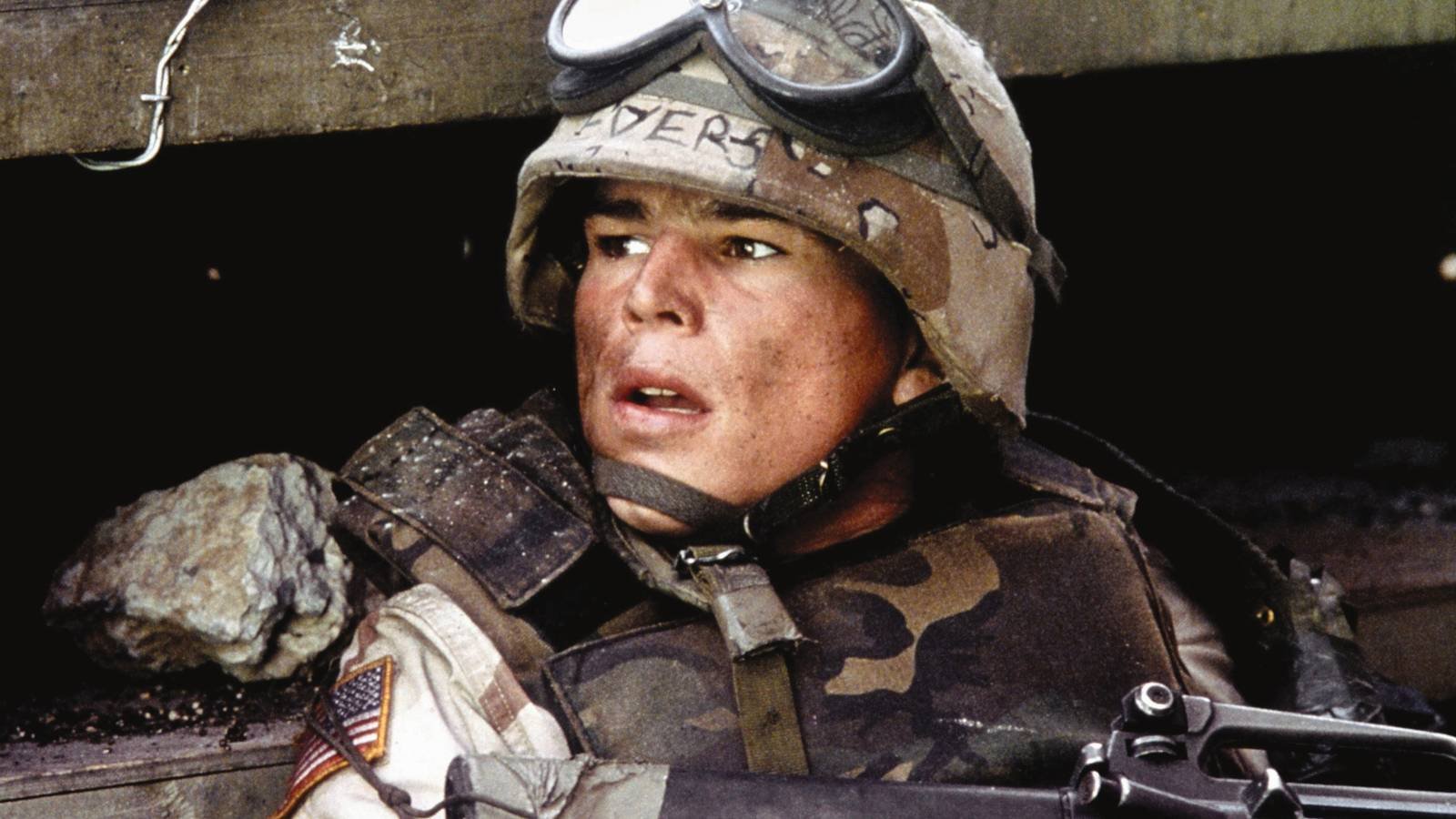 Josh Hartnett as Matt Eversmann in battle in Black Hawk Down