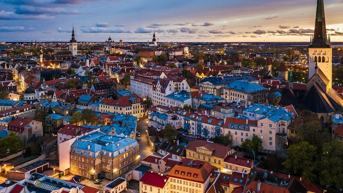 Vista aérea de Tallinn, Estônia.